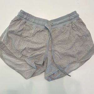 LULULEMON - LIGHT GREY PATTERNED SHORT / Size 4 / 4” Inseam